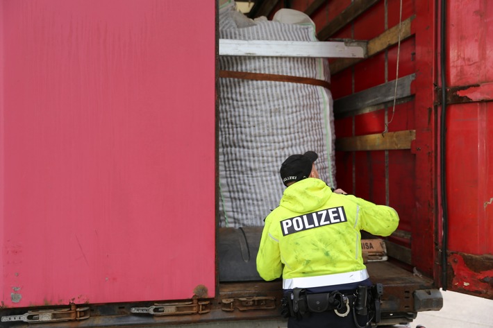 POL-OS: &quot;An Dreistigkeit kaum zu überbieten&quot; - Fischtransportfahrer versucht Polizei auszutricksen