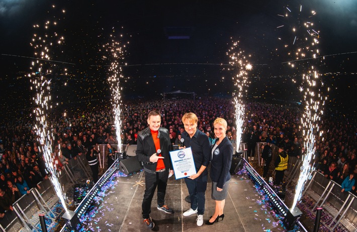 RID-Weltrekord in Veltins-Arena: 44.848 Personen feiern ganz offiziell die größte 80er-Jahre Party-Veranstaltung