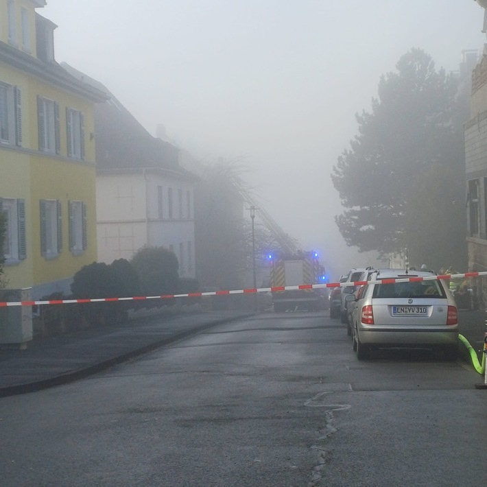 FW-EN: ERSTMELDUNG: Dachstuhlbrand in Wetter (Ruhr)