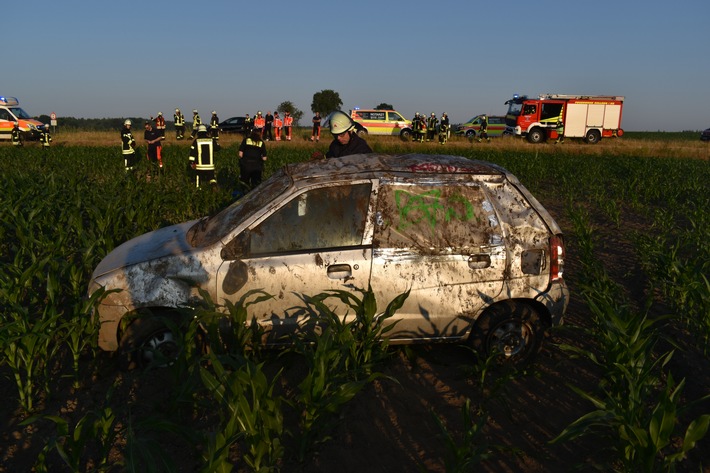 POL-STD: Auto überschlägt sich bei Unfall nahe Dollern - alkoholisierter Autofahrer flüchtete, RTW während Einsatzfahrt durch Überholer auf Gegenfahrbahn gefährdet