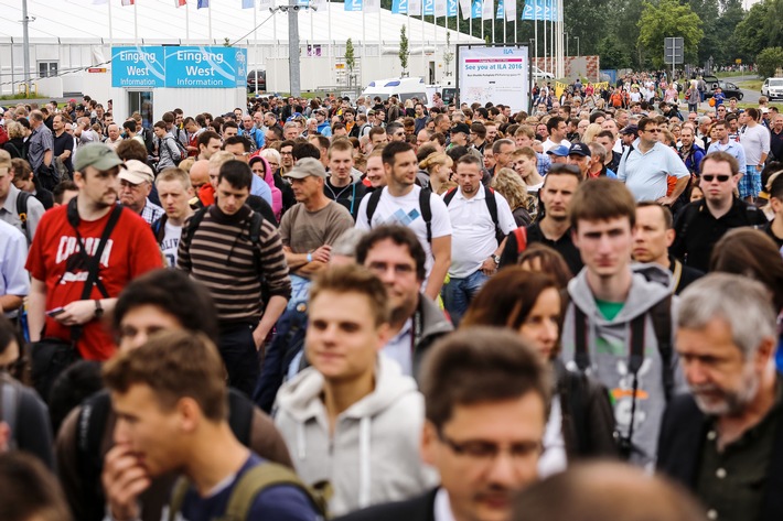 Der schnellste Weg zur ILA 2016 / Veranstalter empfehlen Anfahrt mit öffentlichen Verkehrsmitteln / Neu: "Long Friday" am 3. Juni - Zehn Stunden ILA bis 20 Uhr