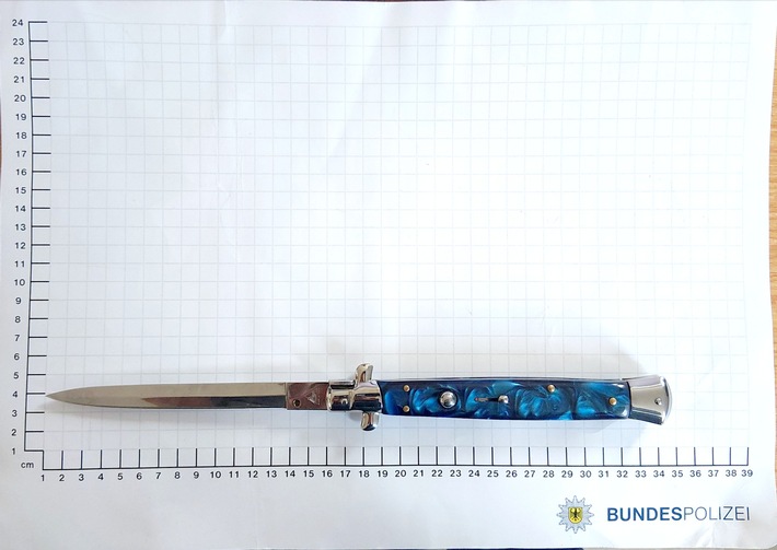 BPOL NRW: Bundespolizei nimmt Verkehrssünder mit Haftbefehl fest und beschlagnahmt bei einer weiteren Person 34 cm langes Springmesser