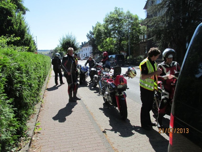 POL-HOL: Vor dem Hintergrund schwerster Verkehrsunfälle in jüngster Vergangenheit: 170 Motorräder mit Fahrern überprüft - Gezielte Überwachung in den  Landkreisen Hameln-Pyrmont und Holzminden -