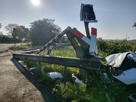 BPOL-FL: Betrunkener Autofahrer fährt gegen Bahnschranke