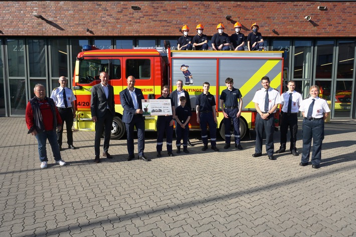 FW Ratingen: Große Freude bei Jugendfeuerwehr Ratingen - Großzügige Spende der Sparkasse