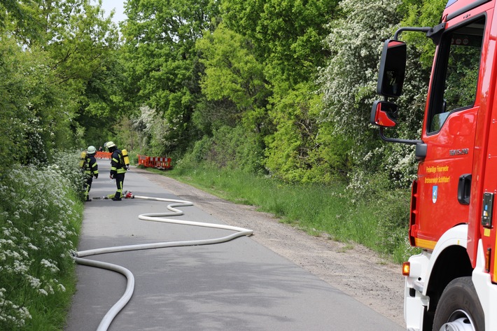 FFW Schiffdorf: Gasleitung bei Erdarbeiten durchschossen: Feuerwehr rückt mit Großaufgebot an