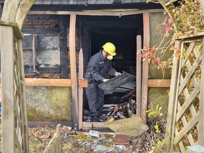 POL-HM: Nachtragsmitteilung zur Meldung "Brand eines Einfamilienhauses in Luttringhausen - Polizei ermittelt": Brandursachenermittler untersucht abgebranntes Wohnhaus