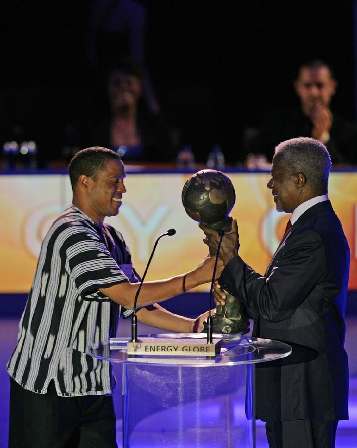 Kofi Annan überreicht Helvetas den Energy Globe Award