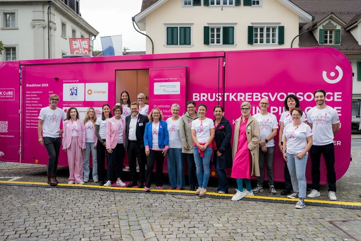 PINK CUBE heute in Stans: Brustkrebsvorsorge auf dem Dorfplatz