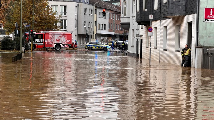 FW-E: Rohrbruch einer Hauptwasserleitung - Straße überflutet