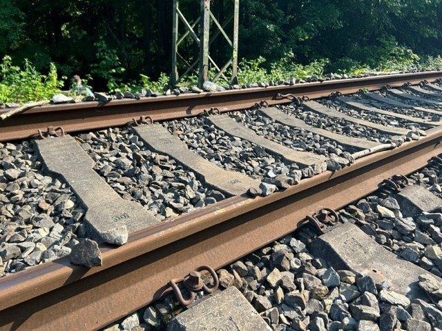 BPOL NRW: Unbekannte legen Steine auf Schienen und Weiche - ICE kann rechtzeitig bremsen - Bundespolizei sucht nach Zeugen