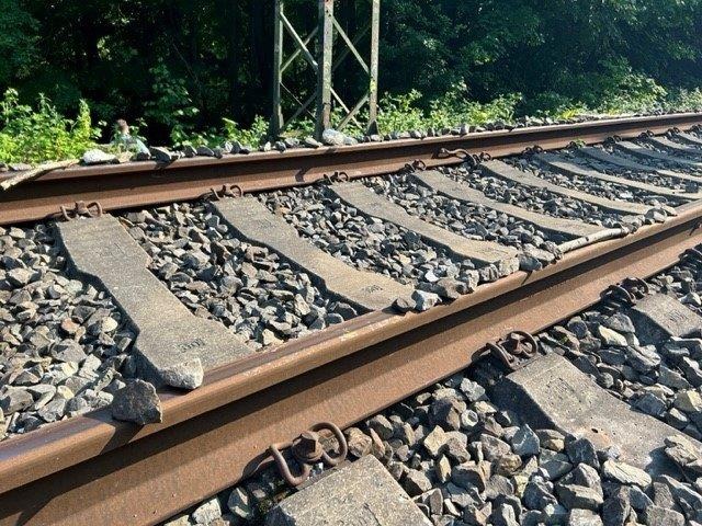 BPOL NRW: Unbekannte legen Steine auf Schienen und Weiche - ICE kann rechtzeitig bremsen - Bundespolizei sucht nach Zeugen