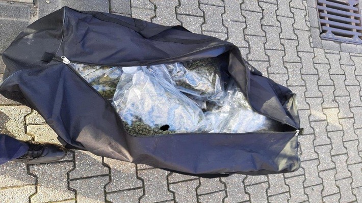 BPOL NRW: Von der Imbissbude ins Gefängnis - Bundespolizei beschlag-nahmt 13 Kilogramm Marihuana