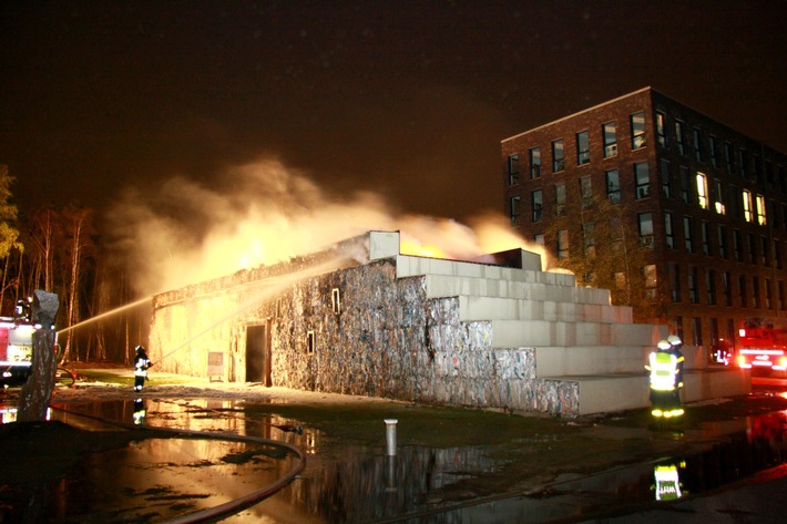 FW-E: Feuer auf Zeche Zollverein, &quot;Haus auf Zeit&quot; ein Raub der Flammen