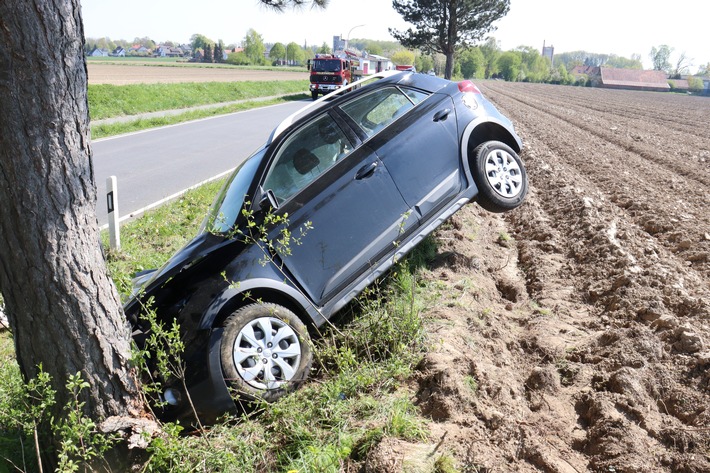 POL-HF: Verkehrsunfall mit Personenschaden - PKW verunfallt in Höhe "Klumpweg"