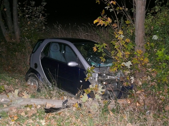 POL-DN: Auto prallt gegen Baum - Fahrer leicht verletzt