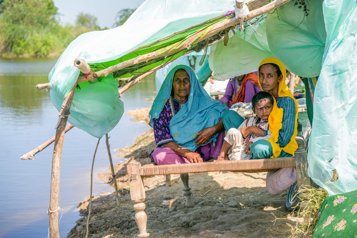 Eine betroffene Familie in der Provinz Sindh sucht Schutz (c) Arete_Akifullah Khan_ DEC.jpg