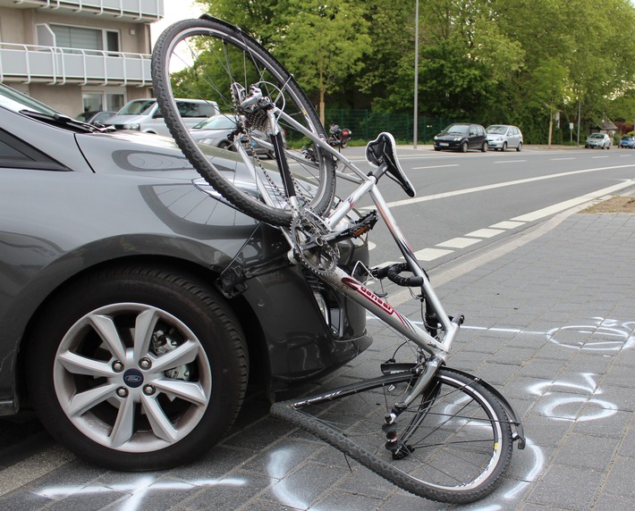 POL-BO: Bochum / Autofahrerin übersieht Radfahrer - Krankenhaus!