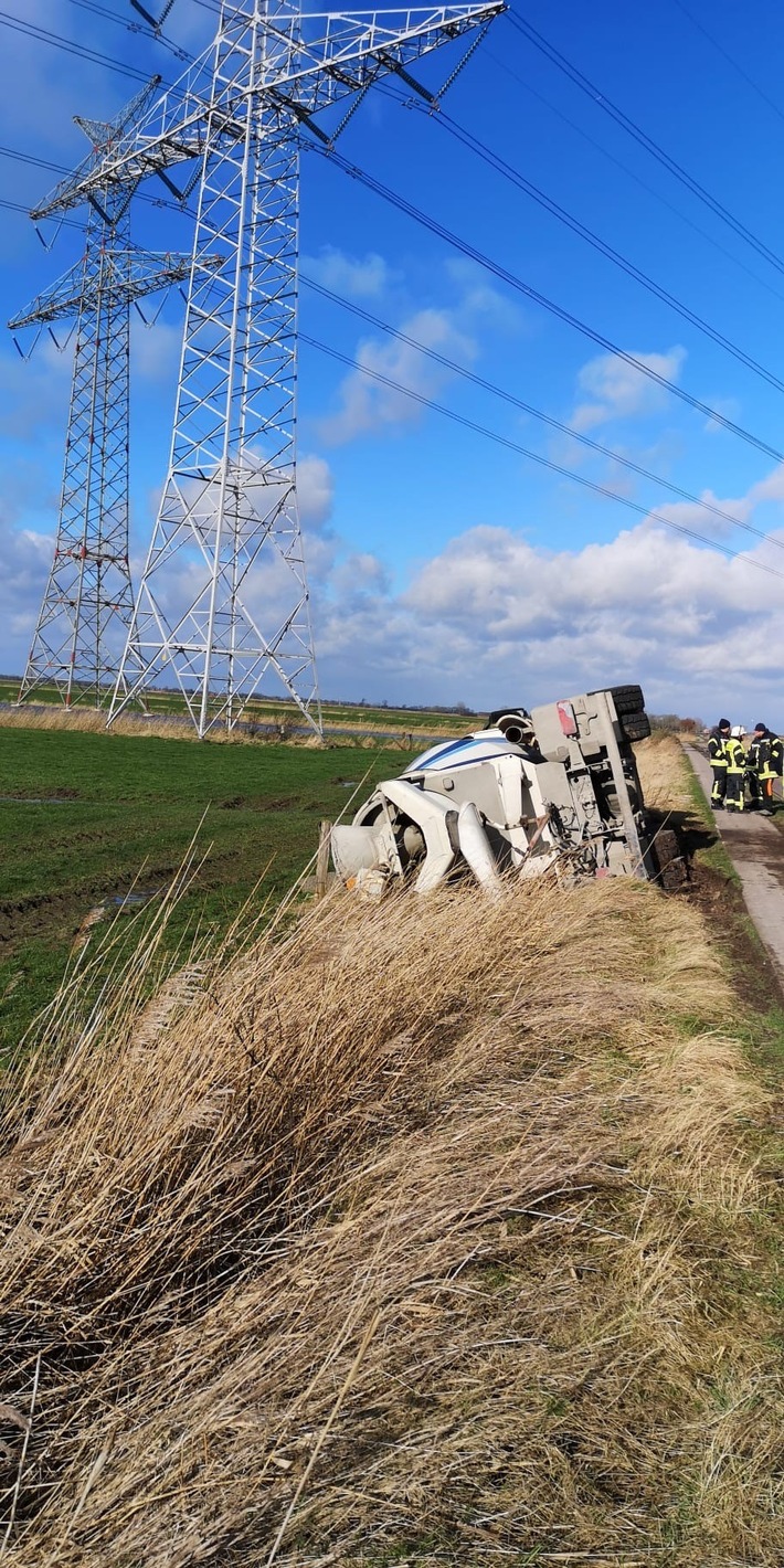 POL-WHV: Unfall mit Betonmischer - 27-Jähriger Fahrzeugführer leicht verletzt- Bergungsarbeiten dauern an (mit Foto)