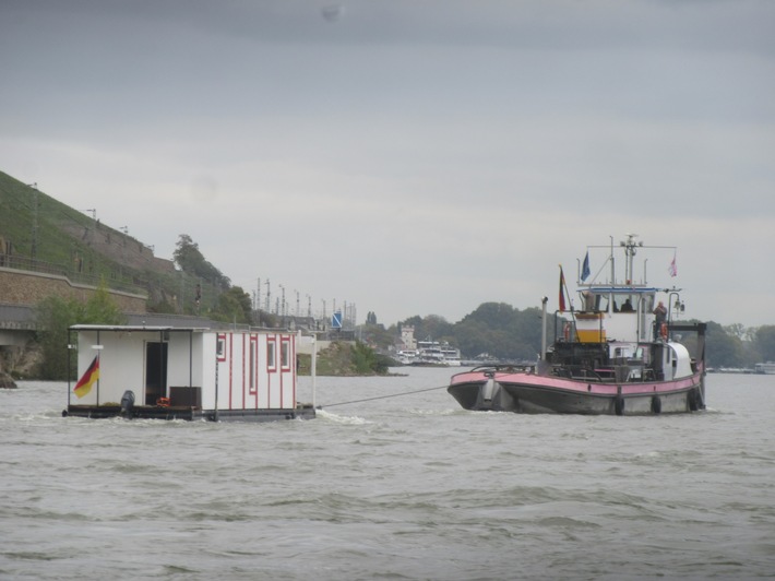 PP-ELT: Ein Hausboot fährt sich auf einem Längswerk im Rhein fest