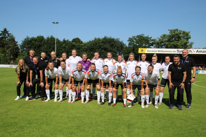 POL-CLP: Polizei-Fußball-EM der Damen in Lohne - Platzierungsspiele - Bilder vom Halbfinale Deutschland gg. Österreich