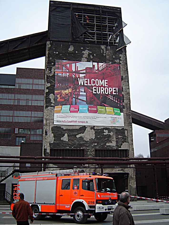 FW-E: Kohlenwäsche Zollverein, Gerüstplane schlägt im Wind