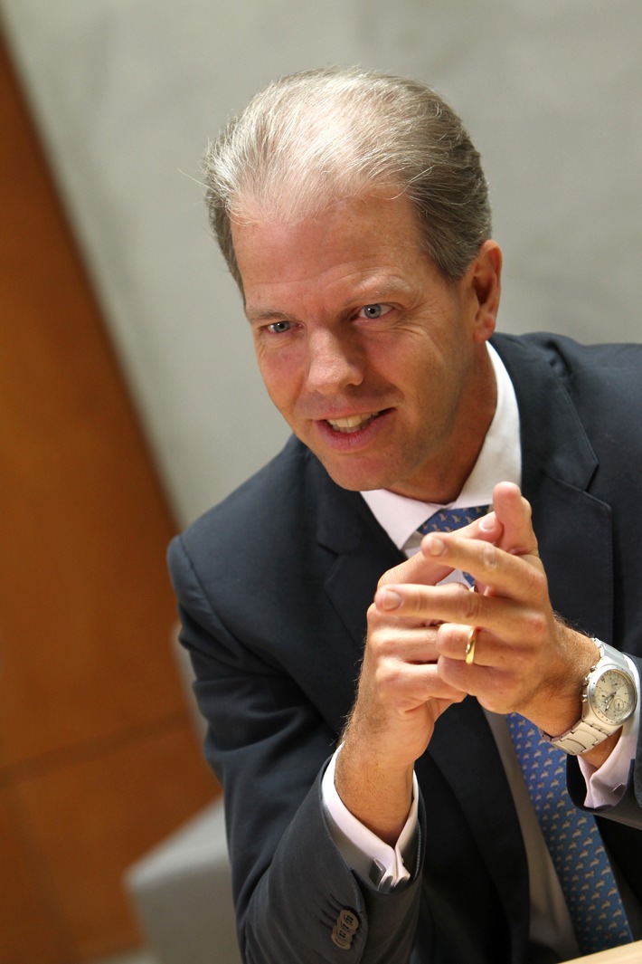 Henrik Naujoks neuer Leiter der Praxisgruppe Banken und Versicherungen in EMEA (mit Bild)