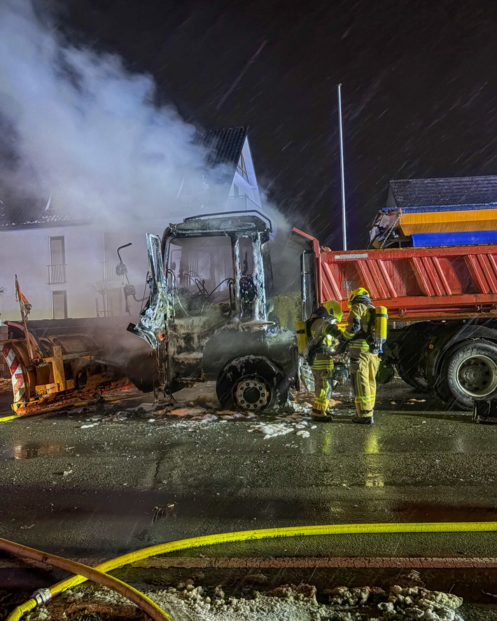 FW-DT: Brennendes Räum- / Streufahrzeug auf der Bielefelder Straße