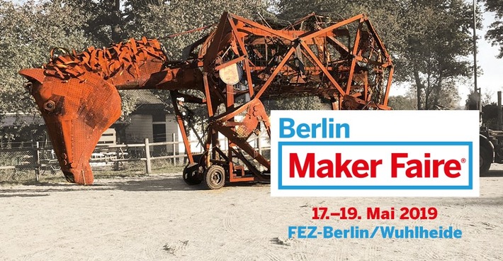 Riesiges Rostpferd / "Mechanisch Paard" als Zugpferd der Maker Faire