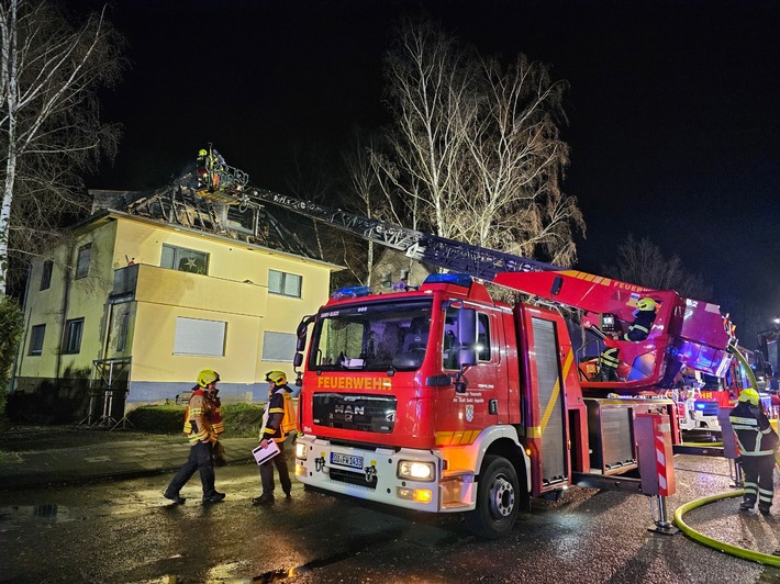 FW Sankt Augustin: Ehrenamtliche löschen großen Dachstuhlbrand