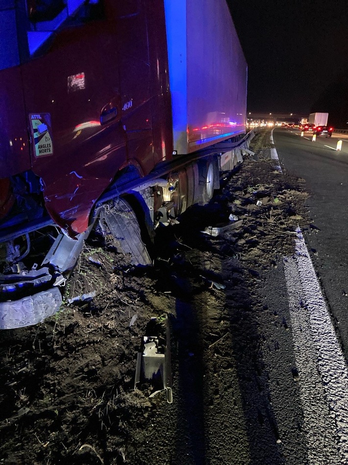 POL-BI: LKW-Fahrt endet in Mittelschutzplanke