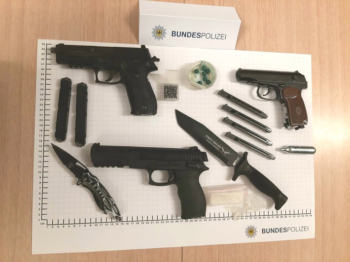 BPOL NRW: Bundespolizei findet kleines &quot;Waffenarsenal&quot; und Amphetamin im Rucksack eines nächtlichen Spaziergängers
