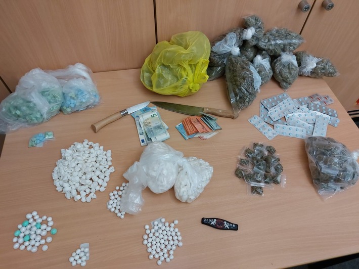 POL-HB: Nr.: 0420 --Zivilkräfte überführen Drogendealer--