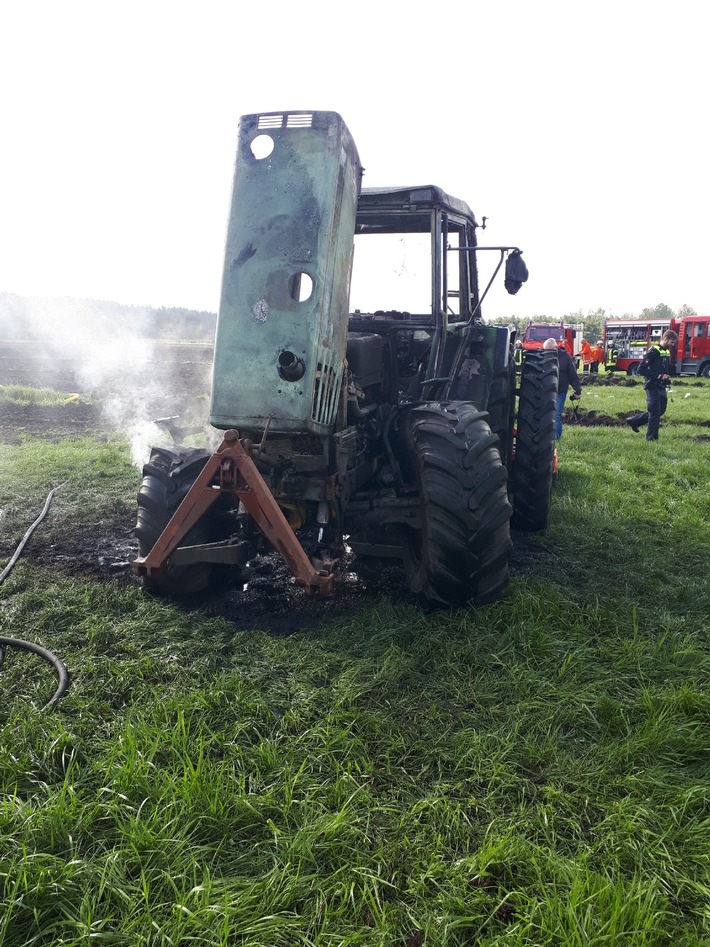 POL-CUX: Brand eines Traktors (Lichtbild im Anhang)