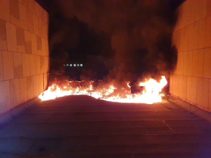 FW Stuttgart: Brand auf einem Flachdach eines Firmengeländes