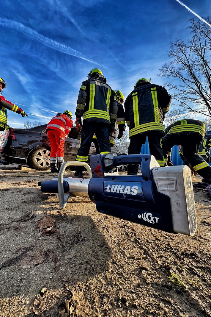 FW-NE: Verkehrsunfall mit eingeklemmter Person | Kollision zwischen LKW und PKW