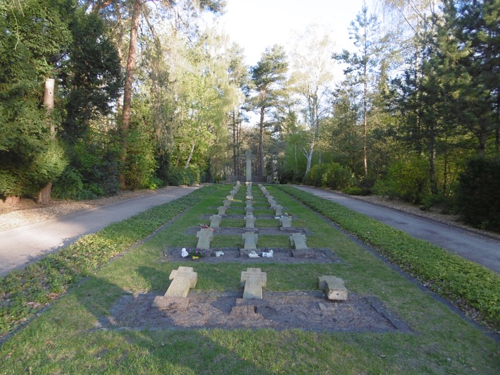 POL-DEL: Stadt Delmenhorst: Grabsteine einer Kriegsgräberstätte umgeworfen +++ Zeugen gesucht