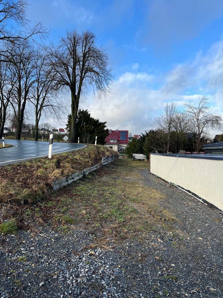 POL-SO: Leitplanke beschädigt und geflüchtet