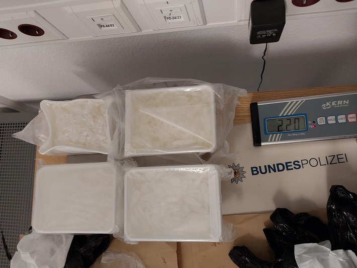 BPOL NRW: Fahndungserfolg im Rahmen der vorübergehend wiedereingeführten Grenzkontrollen; Spanier mit 2,2 Kilogramm Methamphetamin (Crystal-Meth) im Wert von 151 000 Euro auf der Autobahn 61 festgenommen