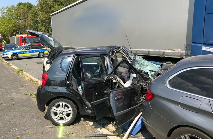 FW-BO: Schwerer Verkehrsunfall zwischen LKW und Kleinwagen