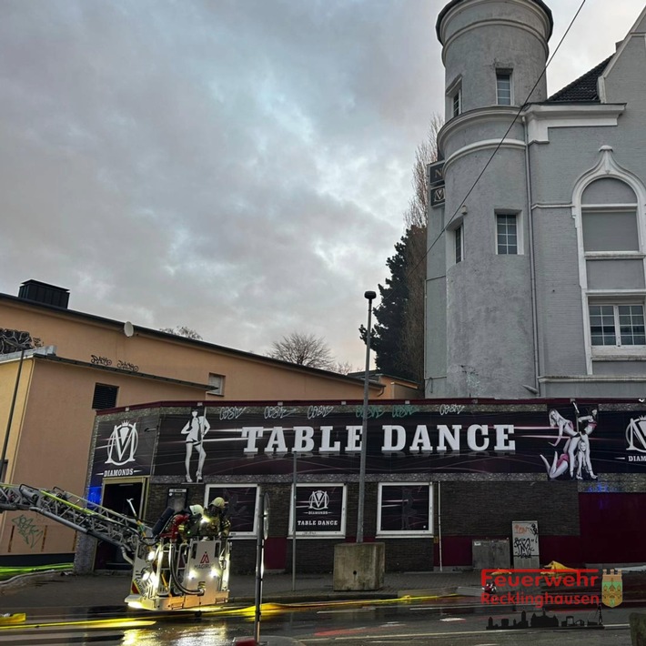 FW-RE: Abschlussmeldung: Brand in ehem. Table-Dance-Bar - keine Verletzten - Feuerwehr im Großeinsatz