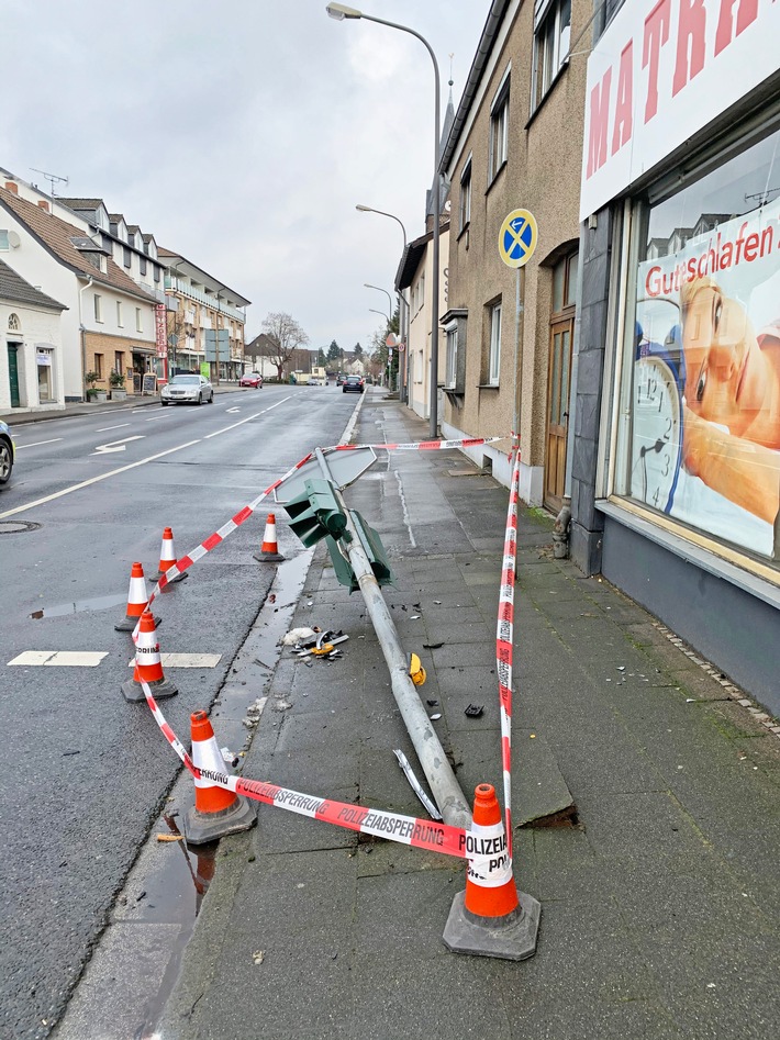 POL-ME: Ampelmast umgefahren: Hoher Sachschaden nach Alleinunfall - Langenfeld - 2101101