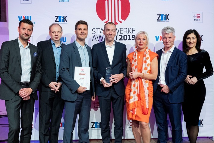 Von links: Jarno Wittig (Geschäftsführer VKU Akademie), Klaus Hinkel (Chefredakteur ZfK), Matthias Ohl (Leiter Energiewirtschaft Erzeugung, WSW Energie & Wasser AG), Andreas Meyer (Leiter Technik Bus, WSW mobil GmbH), Prof. Dr. Kristina Sinemus (Ministerin für Digitale Strategie und Entwicklung des Landes Hessen), Sven Becker (Sprecher der Geschäftsführung, Trianel), Katherina Reiche (Hauptgeschäftsführerin VKU) Weiterer Text über ots und www.presseportal.de/nr/128710 / Die Verwendung dieses Bildes ist für redaktionelle Zwecke honorarfrei. Veröffentlichung bitte unter Quellenangabe: "obs/WSW Wuppertaler Stadtwerke GmbH/VKU"