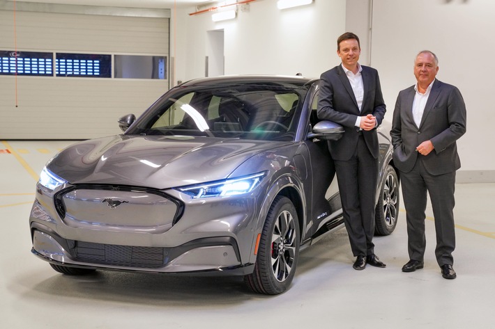 Ministerpräsident Hans besucht die Ford-Werke in Köln (FOTO)