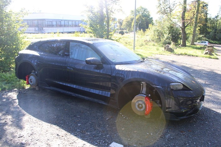 POL-RBK: Bergisch Gladbach - Räder eines geparkten Porsche entwendet