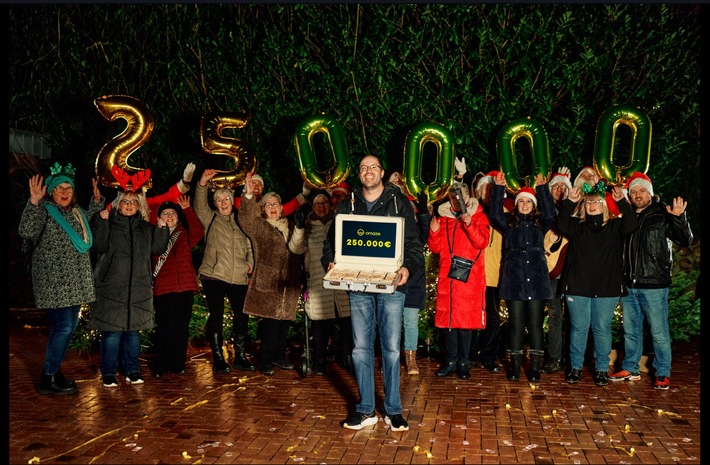 250.000 Euro, ein Chor vor der Tür und ganz viel Gänsehaut: Omaze beschert Kevin ein unvergessliches Weihnachten