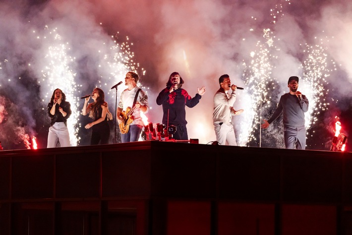 Ein Feuerwerk! Yvonne Catterfeld, Stefanie Kloß, Samu Haber, Rea Garvey, Nico Santos und Mark Forster performen zum Start von "The Voice of Germany" über den Dächern Berlins