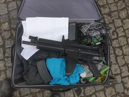 BPOL-FL: FL - Zweifach gesuchter Rumäne verhaftet, Softairwaffe im Bahnhof sichergestellt