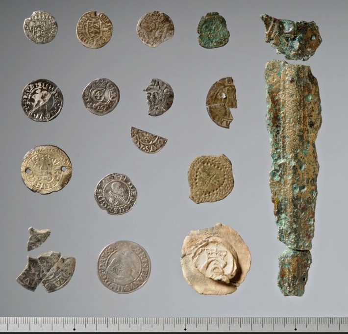 POL-FL: Kreis Nordfriesland - Ermittlungen gegen illegalen Sondengänger - 3800 Jahre alter Bronzedolch sichergestellt