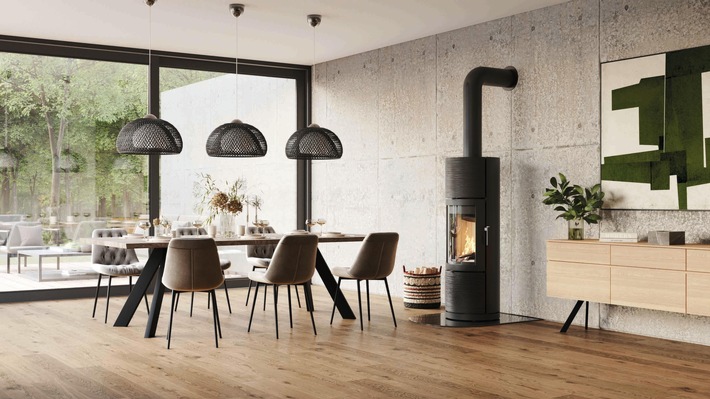 Ein Relief wie Baumrinde: Kaminofen mit naturinspirierter Oberfläche